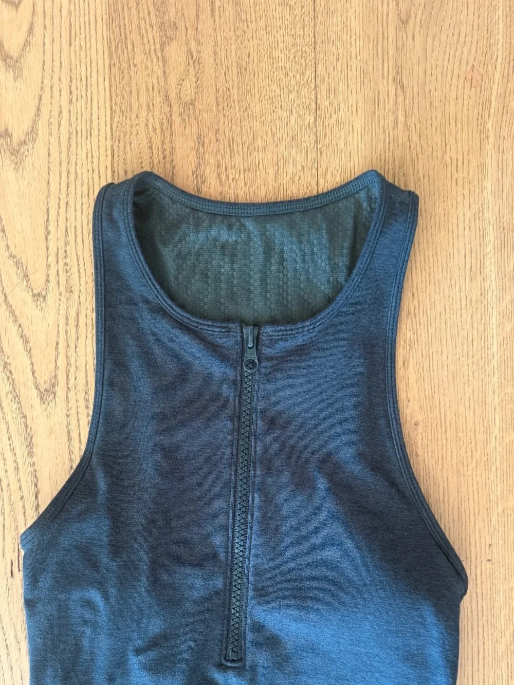 Vuori 2 piece set tank top w built in bra and leggings size s and xs - Picture 6 of 7